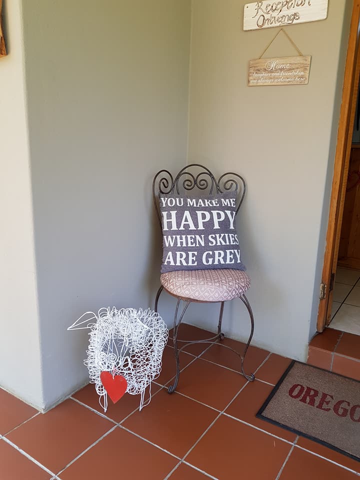 Welcoming entrance to Oregon Cottage Guesthouse